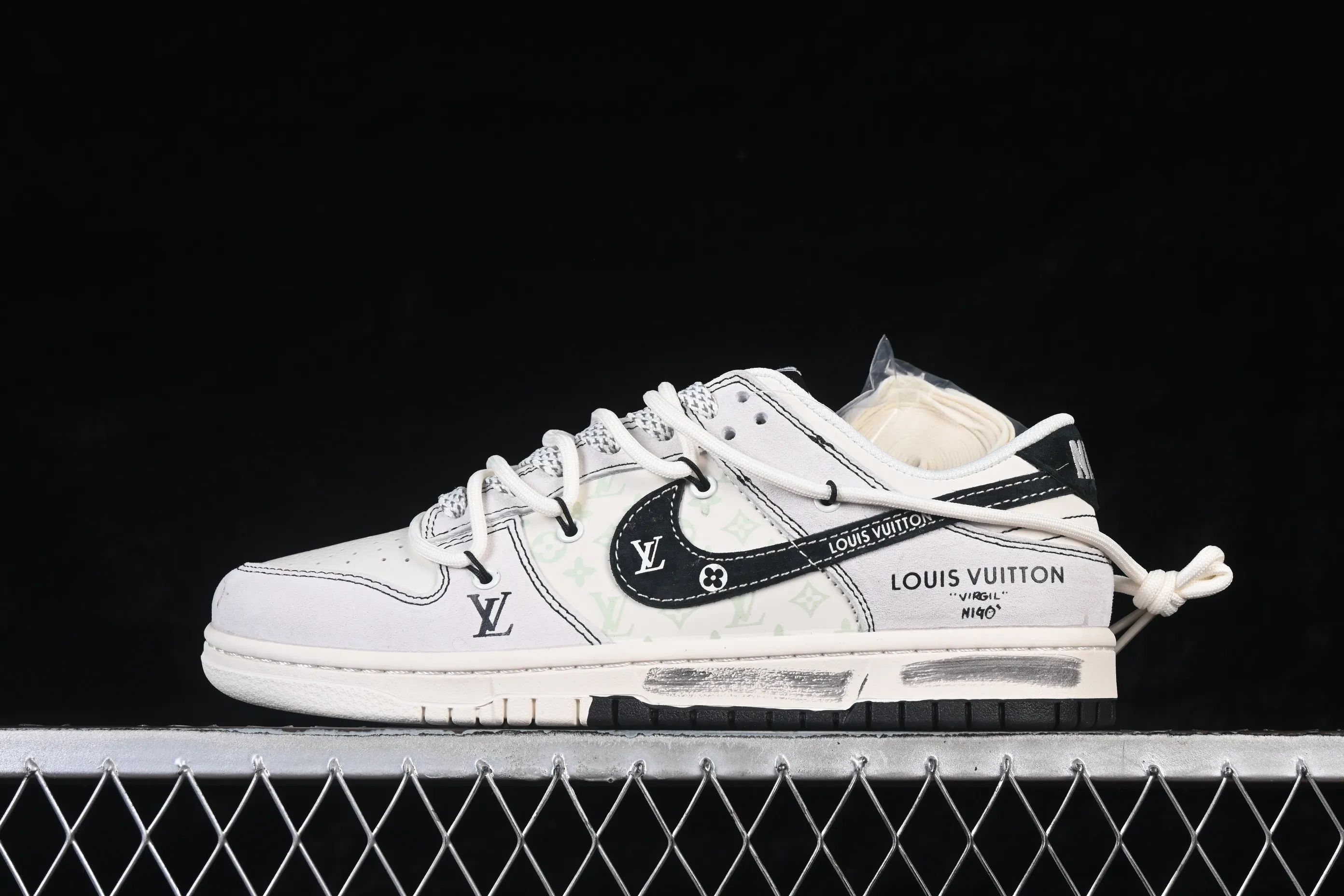 All categories Nk SB Dunk Series Nk SB Dunk Low High-end customization Low-top sneakers Nike SB Dunk Low LV co-branded Gray graffiti drawstring Anniversary high-end customization Low-top casual sneakers CX5050-Y33